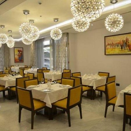 Room In Lodge - The Envoy Hotel And Suites Abuja Exteriör bild