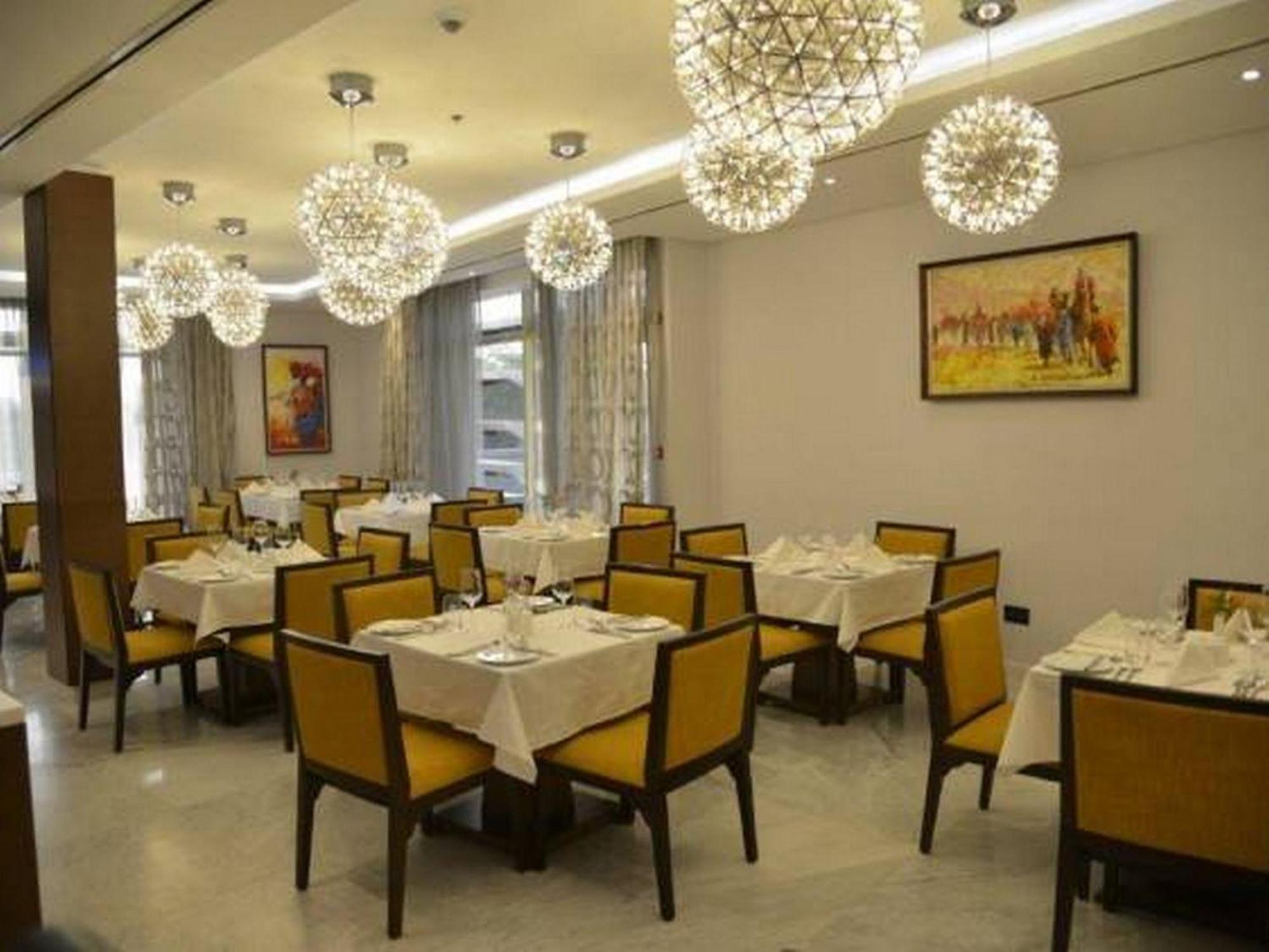Room In Lodge - The Envoy Hotel And Suites Abuja Exteriör bild