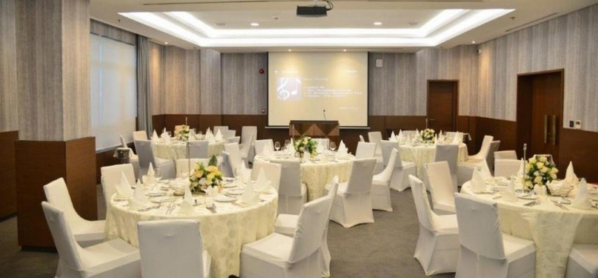 Room In Lodge - The Envoy Hotel And Suites Abuja Exteriör bild