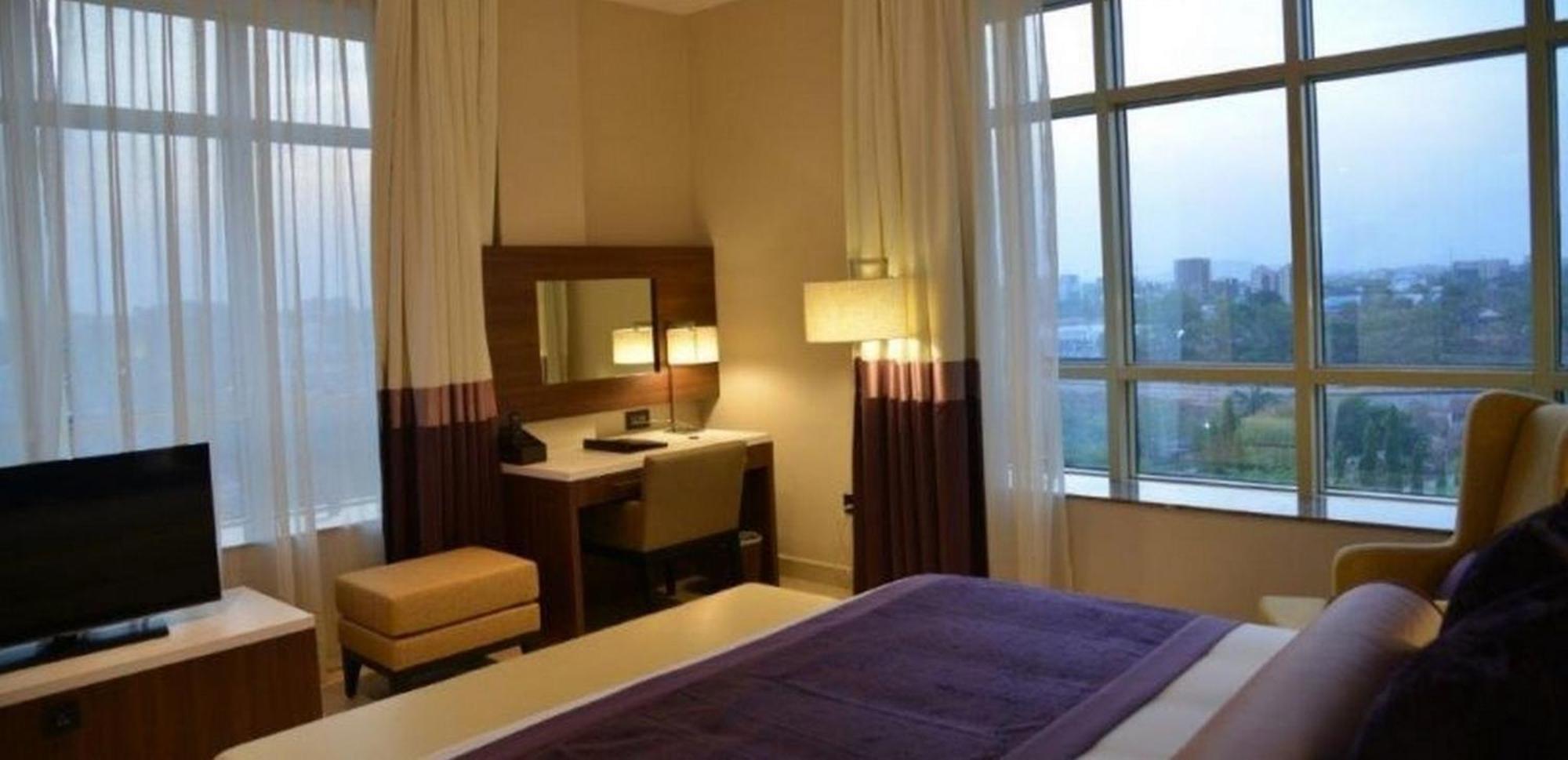 Room In Lodge - The Envoy Hotel And Suites Abuja Exteriör bild