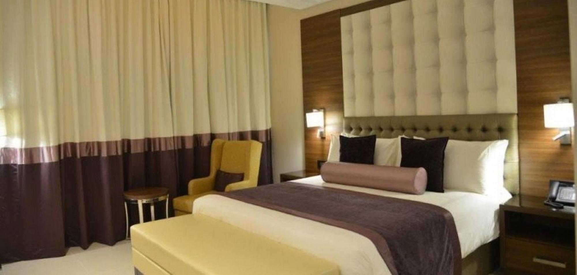 Room In Lodge - The Envoy Hotel And Suites Abuja Exteriör bild
