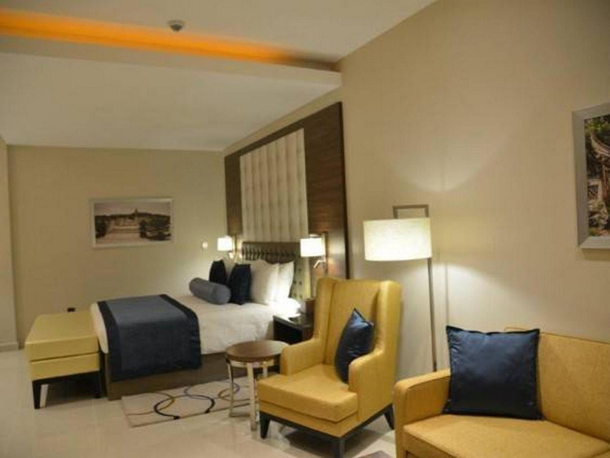 Room In Lodge - The Envoy Hotel And Suites Abuja Exteriör bild