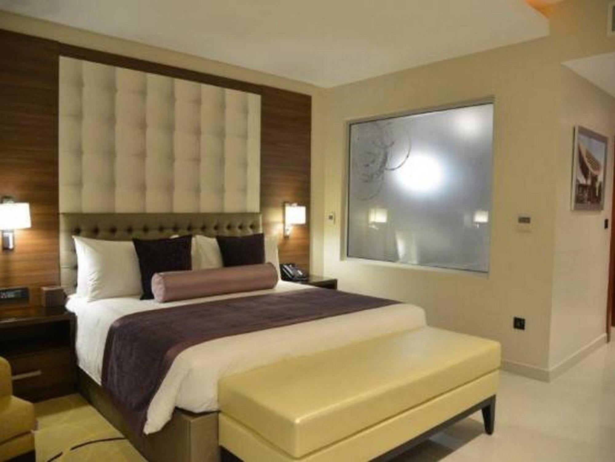 Room In Lodge - The Envoy Hotel And Suites Abuja Exteriör bild