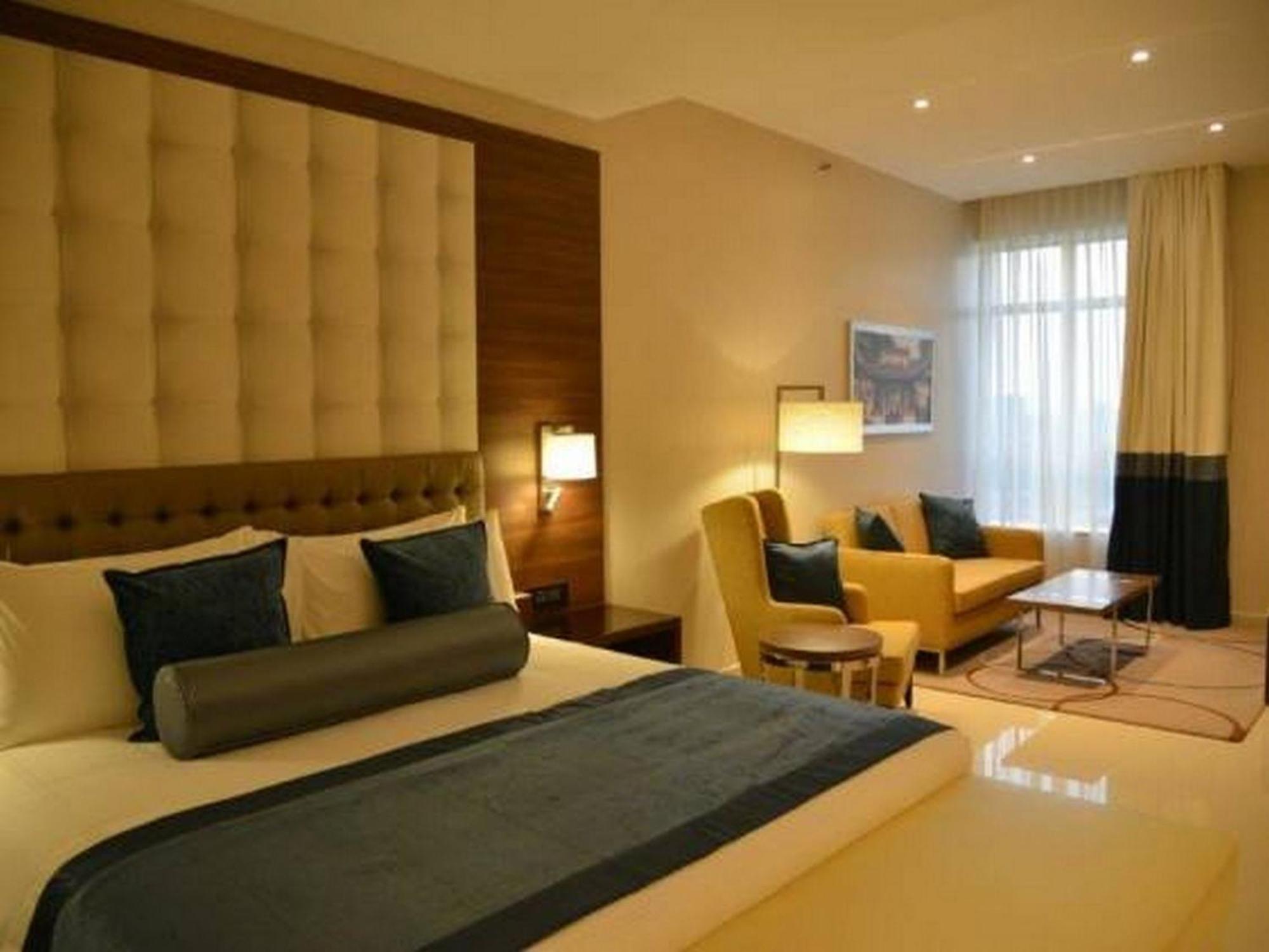 Room In Lodge - The Envoy Hotel And Suites Abuja Exteriör bild